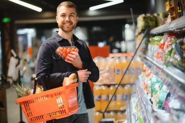 Süpermarketteki adam, bakkal müşterisi..