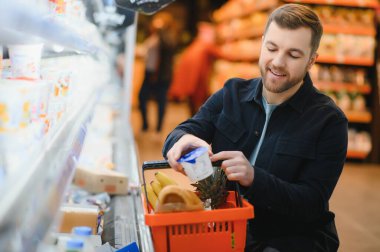 Süpermarkette alışveriş yapan bir adam.