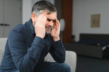 Evde baş ağrısı olan yaşlı adamlar..