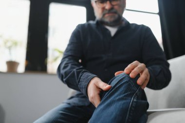 Evde diz ağrısı çeken son sınıf öğrencisi..