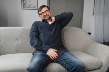 Boyun ağrısı ile yaşlı adam.