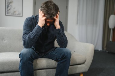 Evde baş ağrısı olan yaşlı adamlar..