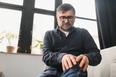 Evde diz ağrısı çeken son sınıf öğrencisi..