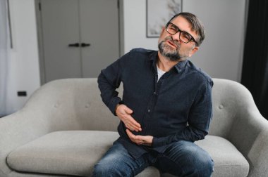 Yaşlı adam evinde sindirim problemleri yaşıyor..