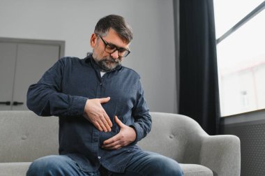 Yaşlı erkek güçlü karın ağrısı, mide ülseri hastalığı, sağlık sorunları.