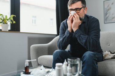 Ekoseye sarılı bir adam, evde hasta bir hastalık hissediyor..