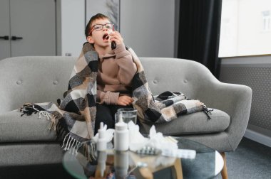 Evde boğazı ağrıyan küçük bir çocuk..