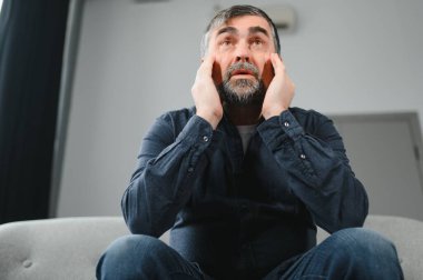 Evde baş ağrısı olan yaşlı adamlar..