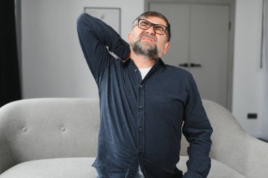 Boyun ağrısı ile yaşlı adam.