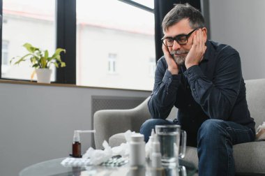 Yaşlı adam evde acı çekiyor..