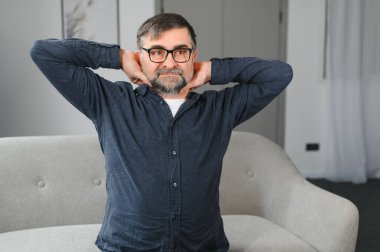 Yaşlı adam boyun ağrısı vardır. Kıdemli neckache kapalı evde uğrar