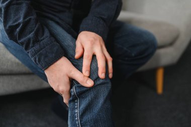 kişi, sağlık ve sorun kavramı - mutsuz üst düzey adam diz acı evde ağrıyor.