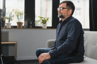 Yaşlı erkek güçlü karın ağrısı, mide ülseri hastalığı, sağlık sorunları.