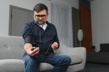 Kıdemli beyaz erkek alarak tansiyon evde emekli oldu..