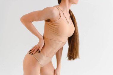 İç çamaşırlı, ince vücutlu güzel kadın stüdyoda.