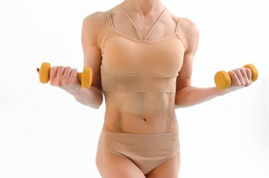 Sportif kadın dumbbells ile eğitim