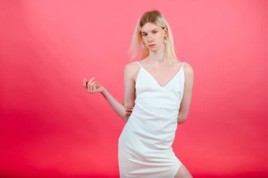 Renkli arka planda genç transseksüel kadın portresi.