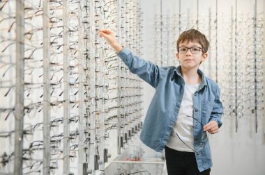 Gözlüklü çocuk, optik mağazasında..