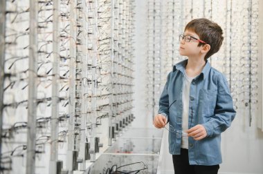 Gözlüklü çocuk, optik mağazasında..