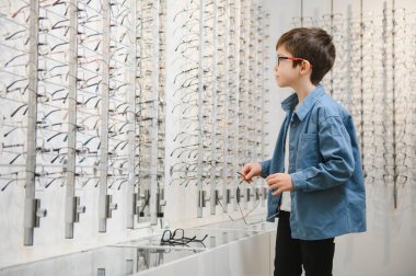 Gözlüklü çocuk, optik mağazasında..