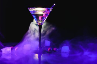 Siyah arkaplanda renkli kuyruk kuyruğu.