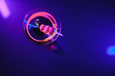 Siyah arkaplanda renkli kuyruk kuyruğu.