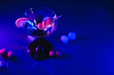 Siyah arkaplanda renkli kuyruk kuyruğu.