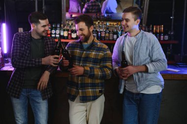 Barda fıçı bira içme ve eğlenmek neşeli eski dostlar.