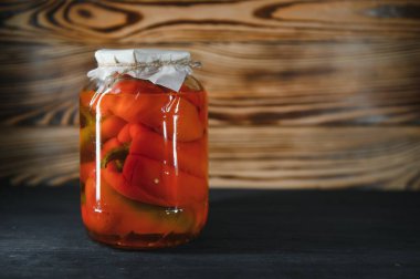 Cam kavanozlarda kırmızı biber turşusu.