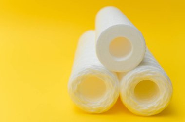 Sarı arkaplanda su arıtma sistemleri için kartuşlar