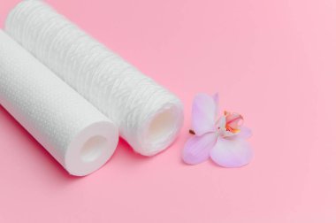 Su filtresi için pembe kartuşlar.