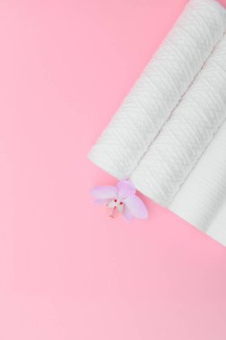 Pembe arkaplandaki su için filtre kartuşları. Ters osmoz su arıtma sisteminin kurulumu