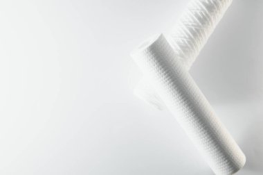 Beyaz arkaplandaki su kartuşlarını filtrele. Ters osmoz su arıtma sisteminin kurulumu