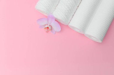 Su filtresi için pembe kartuşlar.