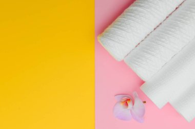 Renkli bir arka planda su arıtma için fişekler. Evde temiz su kavramı.