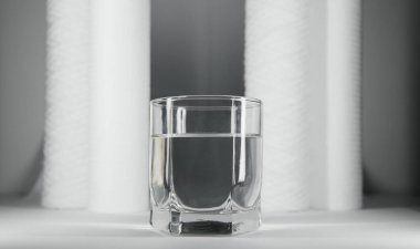 Beyaz arkaplandaki su kartuşlarını filtrele. Ters osmoz su arıtma sisteminin kurulumu