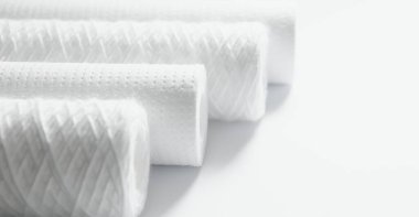 Beyaz arkaplandaki su kartuşlarını filtrele. Ters osmoz su arıtma sisteminin kurulumu