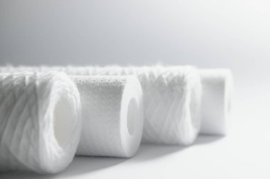 Beyaz arkaplandaki su kartuşlarını filtrele. Ters osmoz su arıtma sisteminin kurulumu