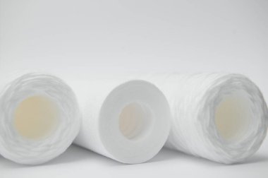 Beyaz arkaplandaki su kartuşlarını filtrele. Ters osmoz su arıtma sisteminin kurulumu