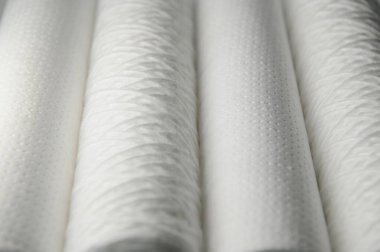 Su arıtma sistemleri beyaz arka plan üzerinde kayaklar