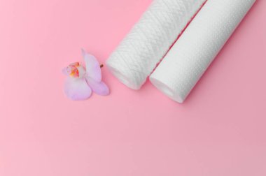 Pembe arkaplandaki su için filtre kartuşları. Ters osmoz su arıtma sisteminin kurulumu