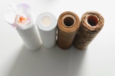 Kullanılmış su filtreleri, kirli su dolu bardaklar..