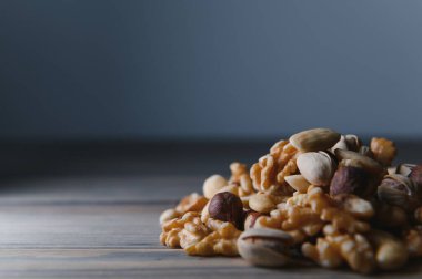 Tahta masadaki fındıklı kasede karışık fındık, fotokopi alanı ile üst manzara