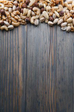 ahşap bir masa üzerine fındık karışımı.