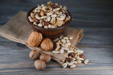 Bir tabakta çeşitli fındıklar, üst manzara