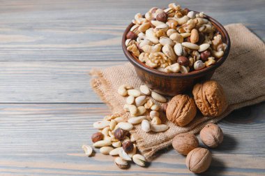 ahşap bir masa üzerine fındık karışımı.