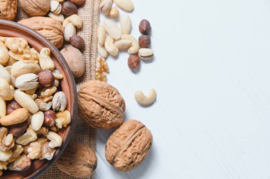 Bir tabakta çeşitli fındıklar, üst manzara