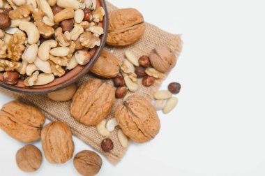 Bir tabakta çeşitli fındıklar, üst manzara