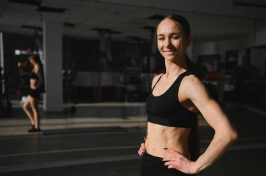 Çekici fitness kadını, eğitimli kadın vücudu, yaşam tarzı portresi, beyaz model..