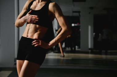 Spor salonunda çekici uygun kadın görüntüsünü kapatmak